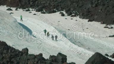 冒险家游客在大雪山山坡上开辟了道路